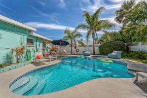 Walk to Beach, Heated Pool, Dog-Friendly, Firepit